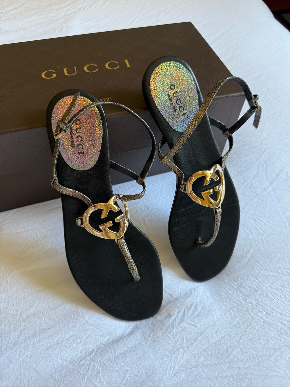 Gucci Nizza Laser Thong Flat Sandals with gold heart shape GG hardware